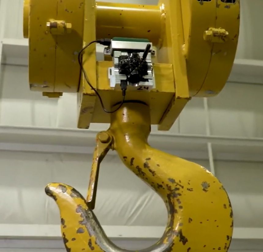 Precise tracking of cranes and hooks