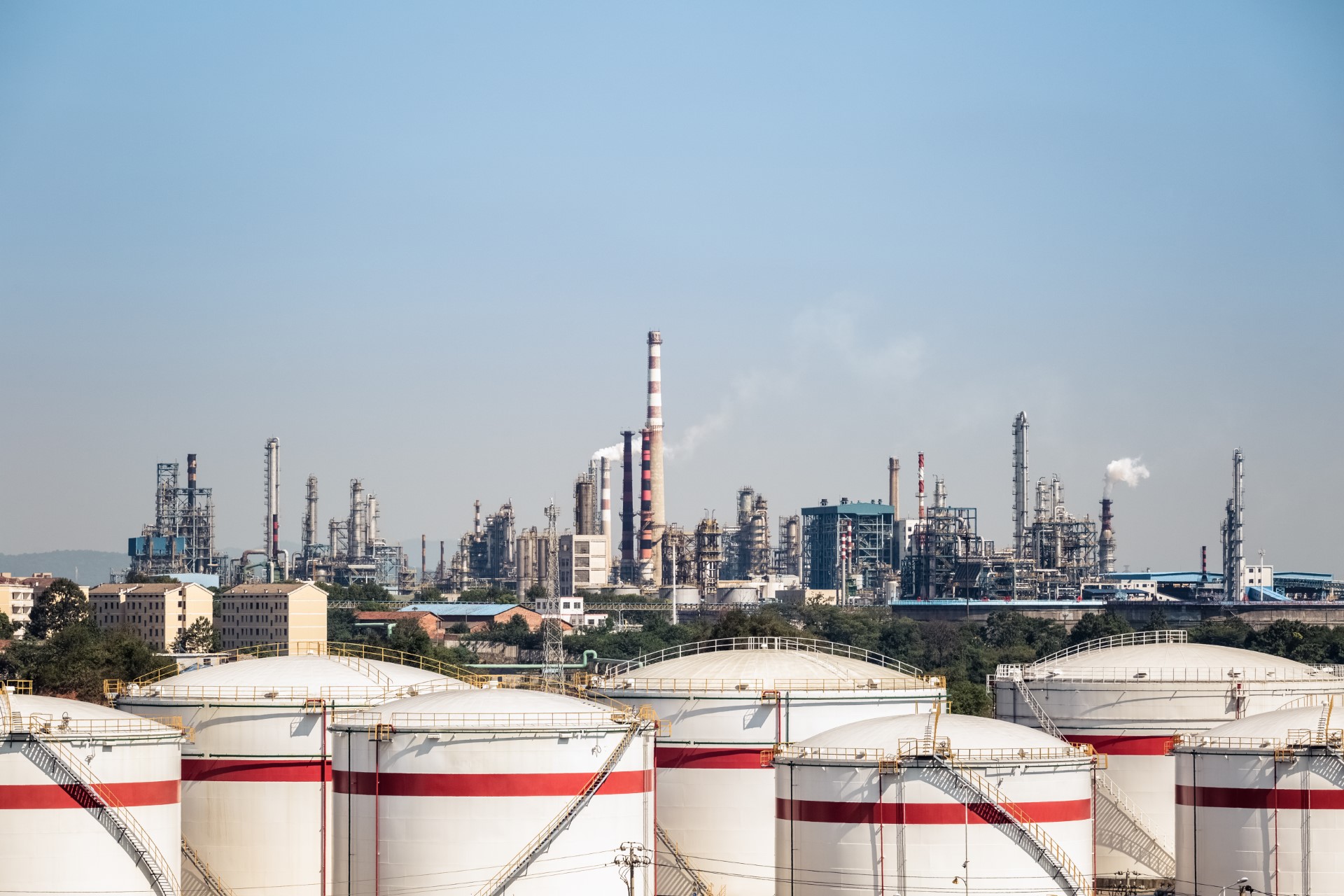 petrochemical-complex-and-storage-tanks-PS2SU5D.jpg
